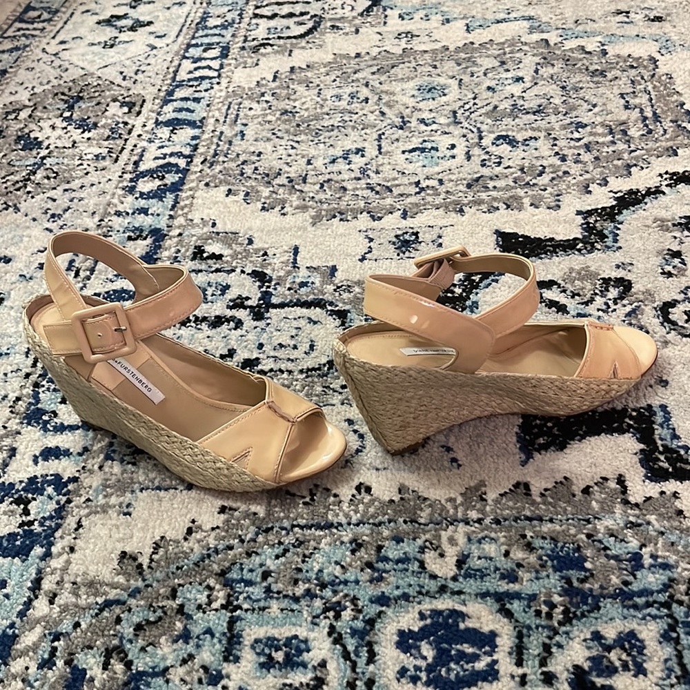 Diane von Furstenberg Nude Sudan Patent Wedge Espadrilles Sandals sz 8.5M